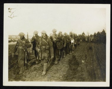 Canadian troops returning from the trenches, Bestanddeelnr 158-1157