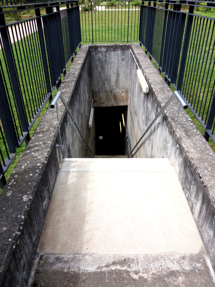 Caluire-et-Cuire - Parc des Berges de Saint-Clair - Escalier d'évacuation du tunnel périphérique nord intérieur