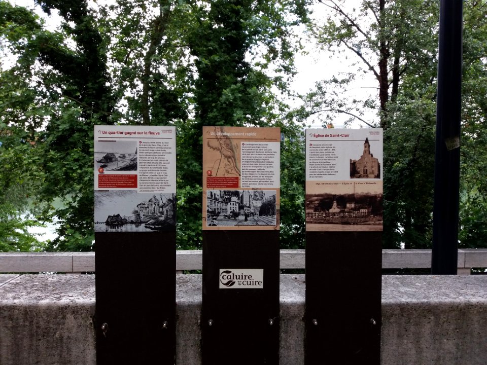 Caluire-et-Cuire - Place Bellevue, panneaux sur l'histoire du quartier