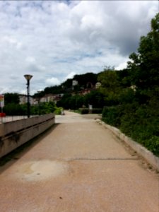 Caluire-et-Cuire - Parc des Berges de Saint-Clair - Allée menant à la passerelle de la Paix