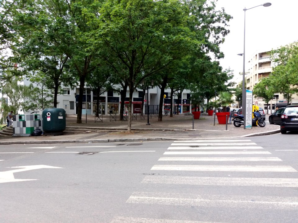 Caluire-et-Cuire - Place Christophe Colomb, depuis l'angle de la Grande Rue de Saint-Clair et du chemin de Wette-Faÿs