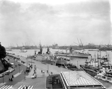 Canadees vlootbezoek aan Rotterdam, afmeren langs de Parkkade, Bestanddeelnr 914-3499