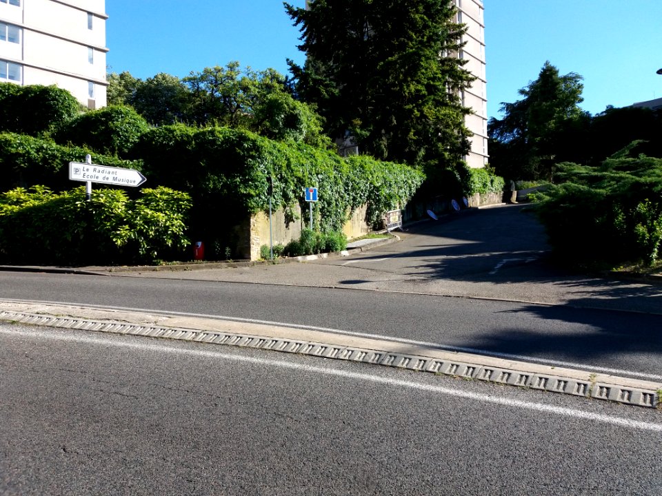 Caluire-et-Cuire - Montée Castellane, accès au Radiant et à l'école de musique