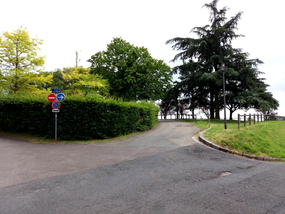 Caluire-et-Cuire - Place Laurent Bonnevay, depuis la rue Abbé Lemire