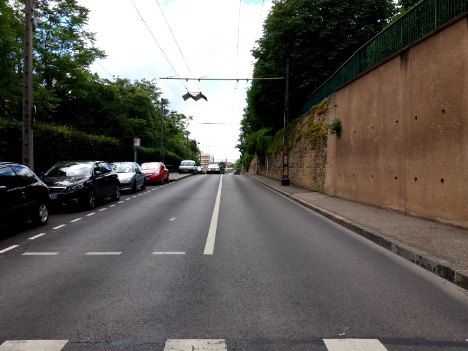 Caluire-et-Cuire - Rue de Margnolles, vers le sud-ouest, depuis l'avenue Jean Monnet