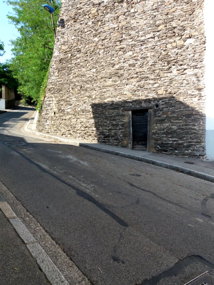 Caluire-et-Cuire - Montée du Petit Versailles, mur de pierres et vieille porte