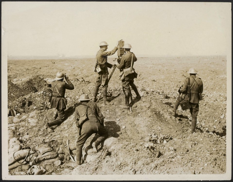 Canadian official Photographer with Artillery observers watching a batlle on the, Bestanddeelnr 158-2859