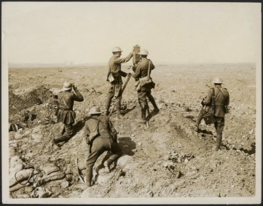 Canadian official Photographer with Artillery observers watching a batlle on the, Bestanddeelnr 158-2859