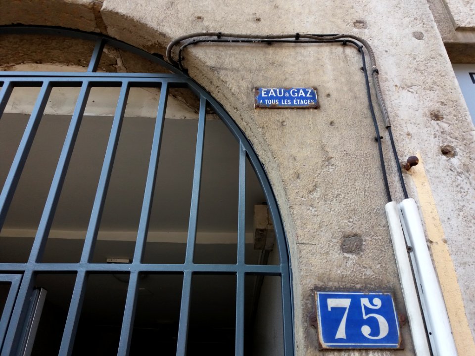 Caluire-et-Cuire - Grande Rue de Saint-Clair, panneau Eau et Gaz à tous les étages