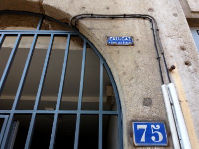 Caluire-et-Cuire - Grande Rue de Saint-Clair, panneau Eau et Gaz à tous les étages