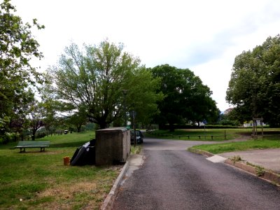 Caluire-et-Cuire - Place Laurent Bonnevay, vers l'ouest, depuis l'angle sud de l'immeuble