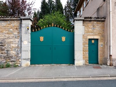 Caluire-et-Cuire - Rue Abbé Lemire, portes à blasons dorés