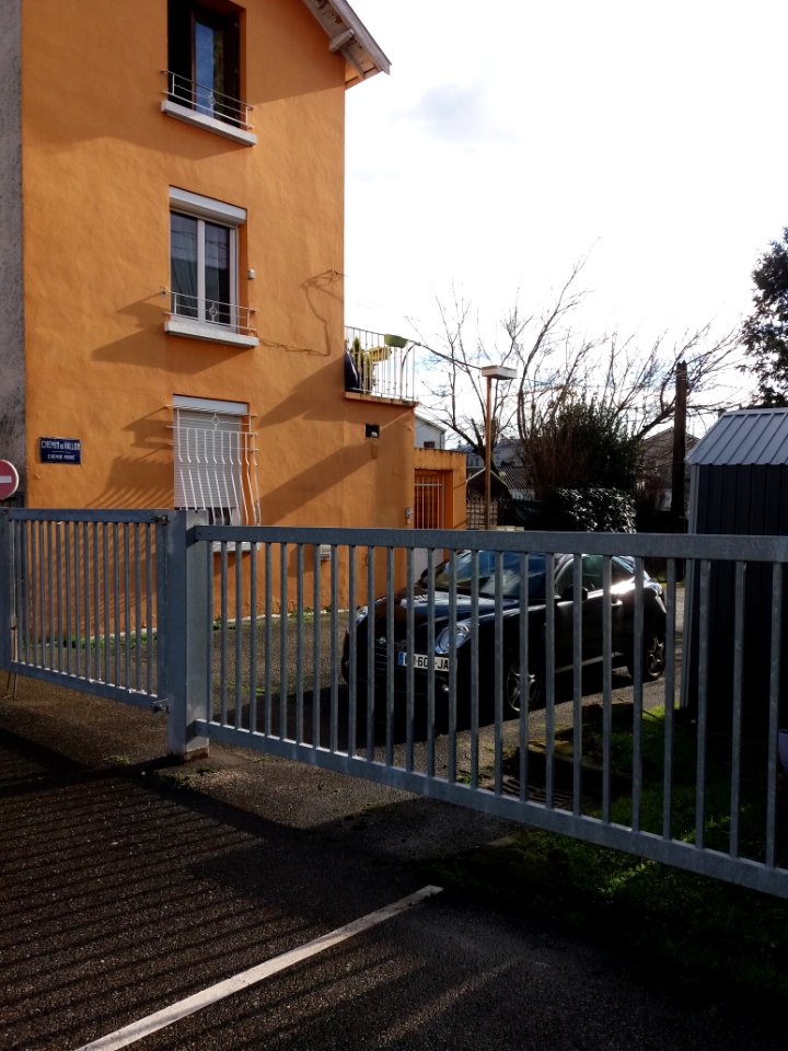 Caluire-et-Cuire - Chemin du Vallon - Portail au niveau du parking de la zone commerciale