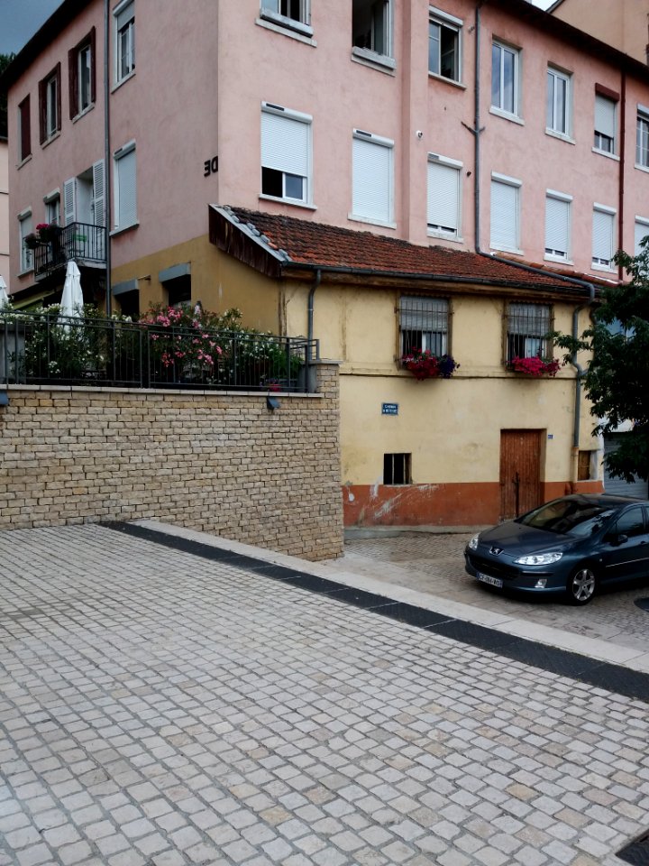 Caluire-et-Cuire - Place Henri Demonchy, côté nord-est