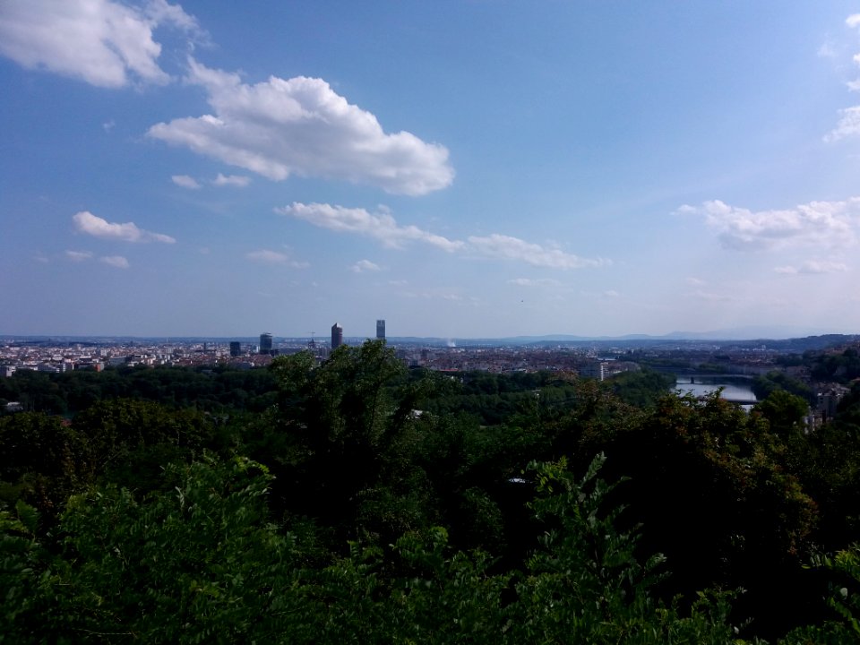 Caluire-et-Cuire - Place Laurent bonnevay, vue sur l'incendie du centre de tri Nicollin à Saint-Fons (20 et 21 juillet 2019)