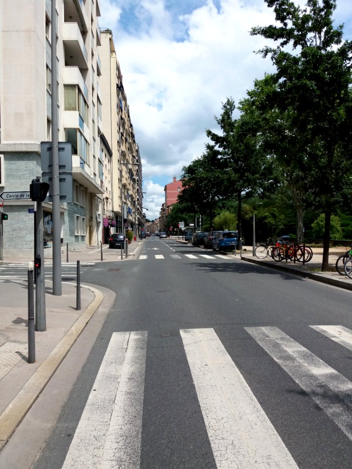 Caluire-et-Cuire - Cours Aristide Briand, vers le nord-est arrivant à la montée de la Sœur Vially