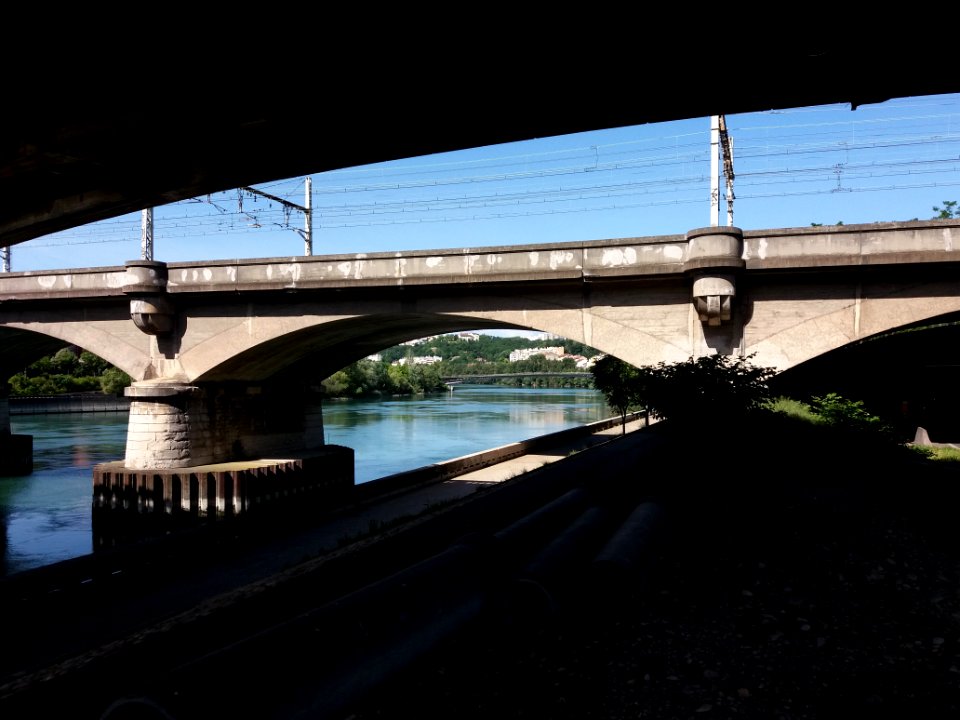 Caluire-et-Cuire - Viaduc SNCF de Saint-Clair - Pile vue de dessous le pont Raymond Poincaré