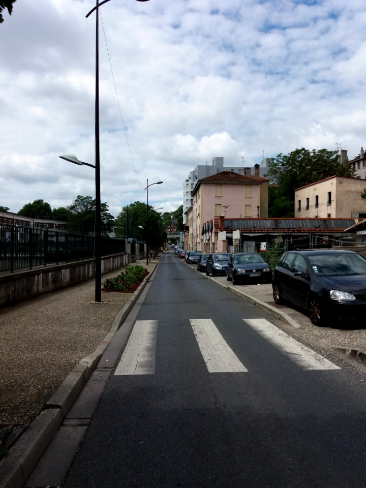 Caluire-et-Cuire - Chemin de Wette-Faÿs, vers l'ouest depuis la place Victor Basch