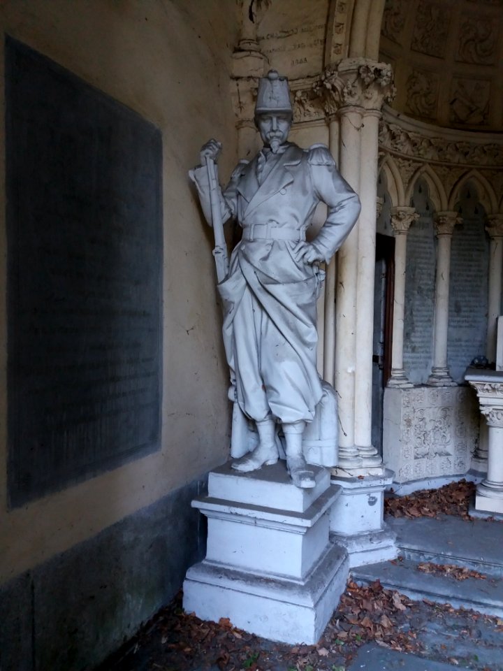 Caluire-et-Cuire - Chapelle Saint-Boniface, statue de gauche