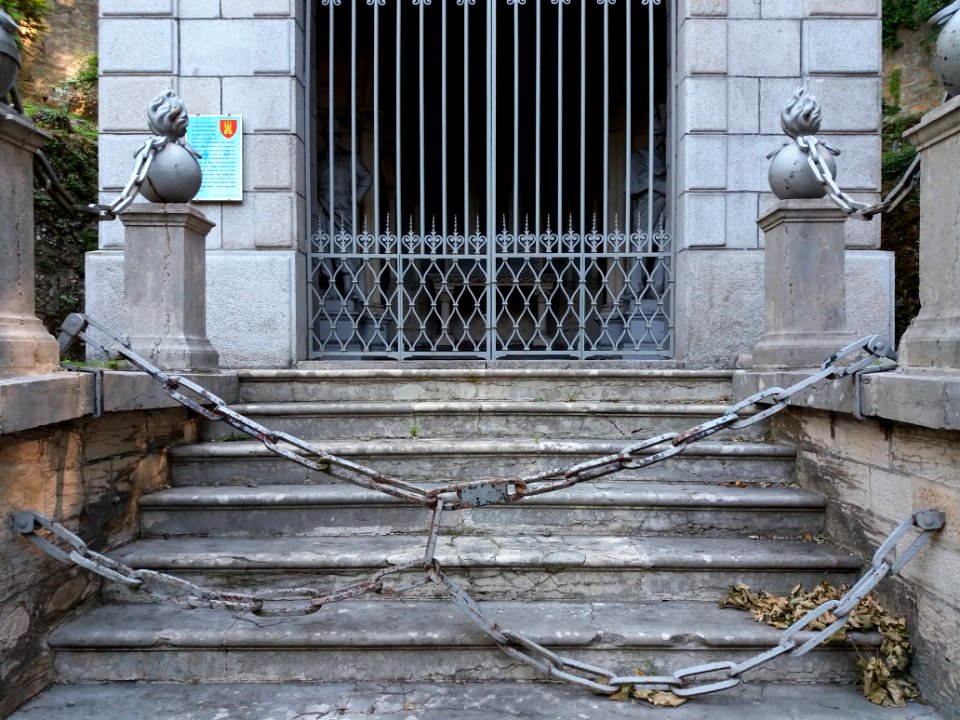 Caluire-et-Cuire - Chapelle Saint-Boniface, chaîne de l'escalier