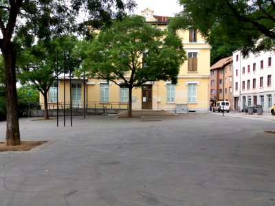 Caluire-et-Cuire - Place Henri Demonchy, façade sud-ouest