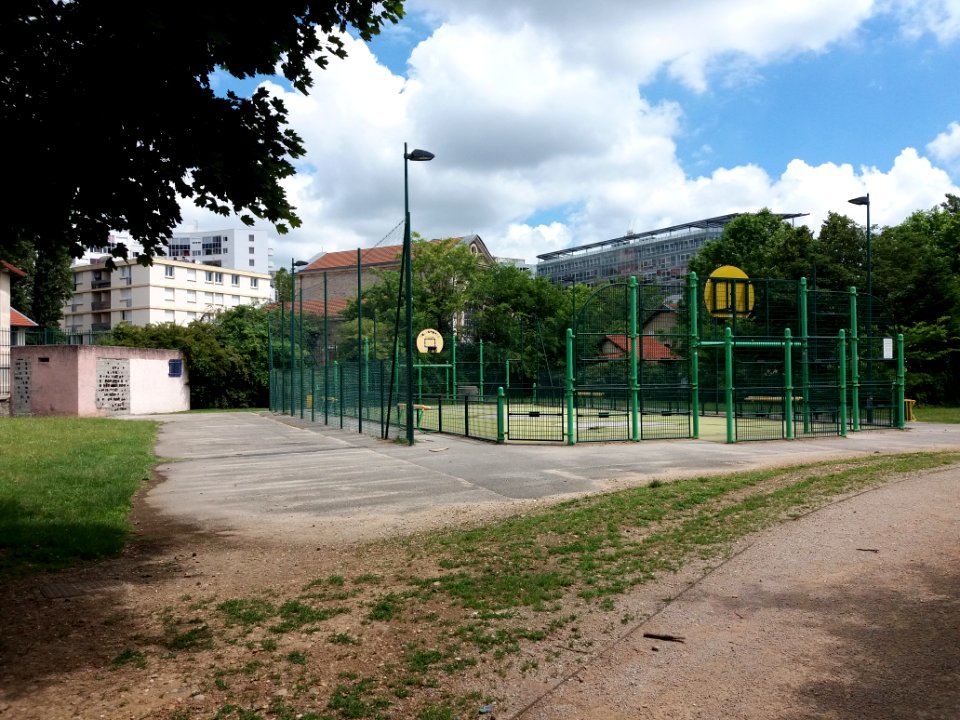 Caluire-et-Cuire - Avenue de Poumeyrol, chemin de l'ancienne usine des eaux, stade