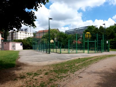 Caluire-et-Cuire - Avenue de Poumeyrol, chemin de l'ancienne usine des eaux, stade
