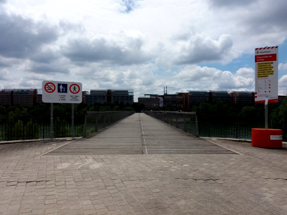Caluire-et-Cuire - Parc des Berges de Saint-Clair - Entrée de la passerelle de la Paix