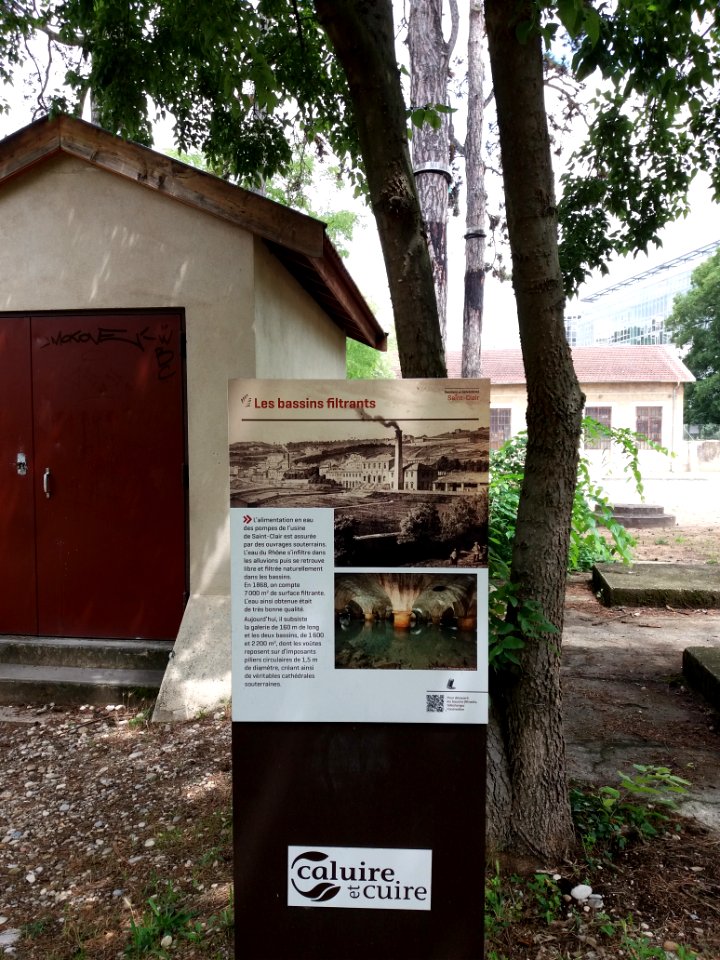Caluire-et-Cuire - Avenue de Poumeyrol, chemin de l'ancienne usine des eaux, plaque sur les bassins filtrants