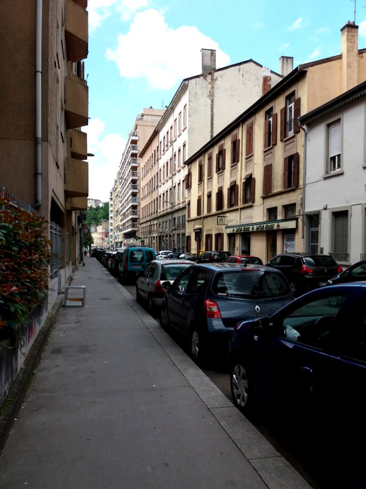 Caluire-et-Cuire - Grande Rue de Saint-Clair, vers le sud-ouest, au niveau du numéro 16