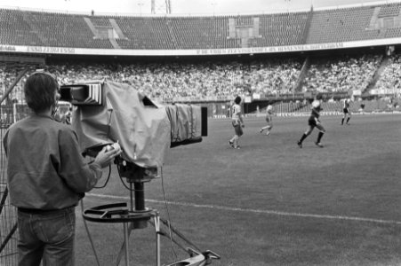Cameraman maakt opnamen voor het televisieprogramma Studio Sport, Bestanddeelnr 931-6290
