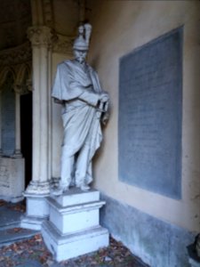 Caluire-et-Cuire - Chapelle Saint-Boniface, statue de droite