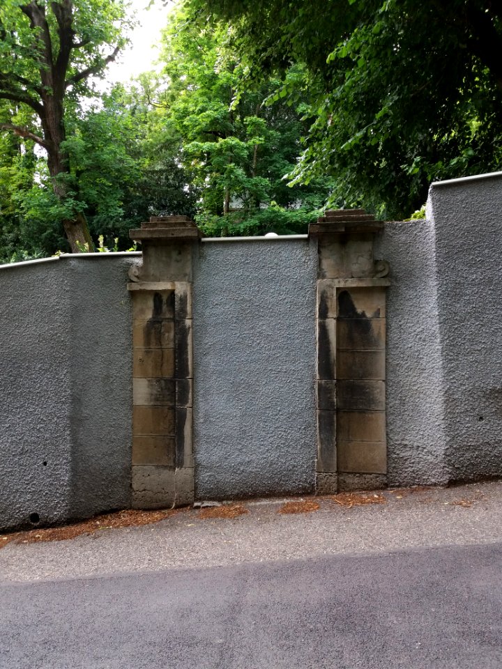 Caluire-et-Cuire - Montée de la Sœur Vially, ancienne porte murée