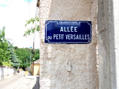 Caluire-et-Cuire - Allée du Petit Versailles, plaque