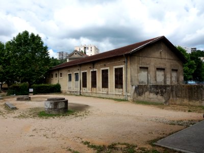 Caluire-et-Cuire - Avenue de Poumeyrol, chemin de l'ancienne usine des eaux, site des bassins filtrants et bâtiment désaffecté