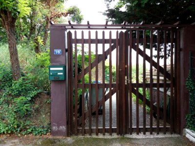 Caluire-et-Cuire - Rue Abbé Lemire, entrée des jardins communaux