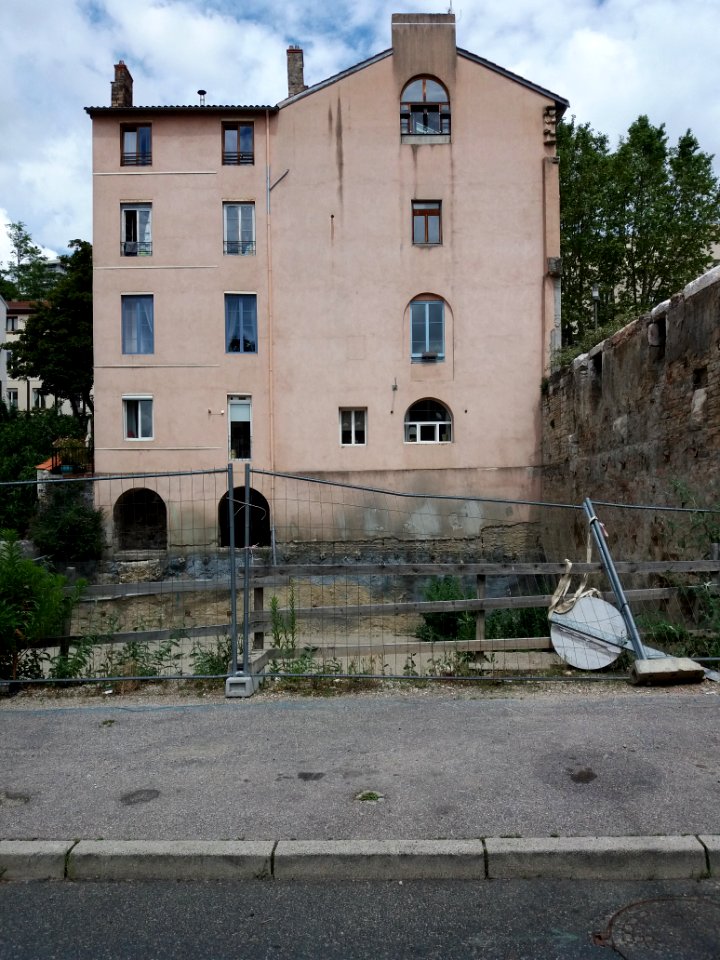 Caluire-et-Cuire - Chemin de Wette-Faÿs, terrain et immeuble en face de l'ancienne usine des eaux