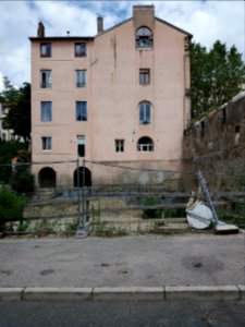 Caluire-et-Cuire - Chemin de Wette-Faÿs, terrain et immeuble en face de l'ancienne usine des eaux