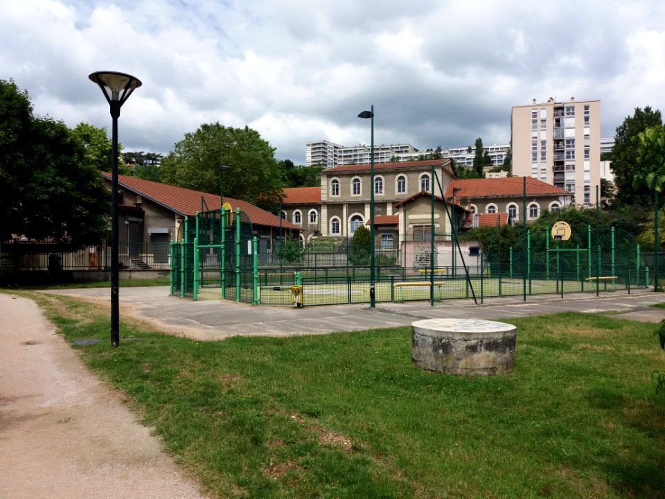 Caluire-et-Cuire - Avenue de Poumeyrol, chemin de l'ancienne usine des eaux, stade et site des bassins filtrants