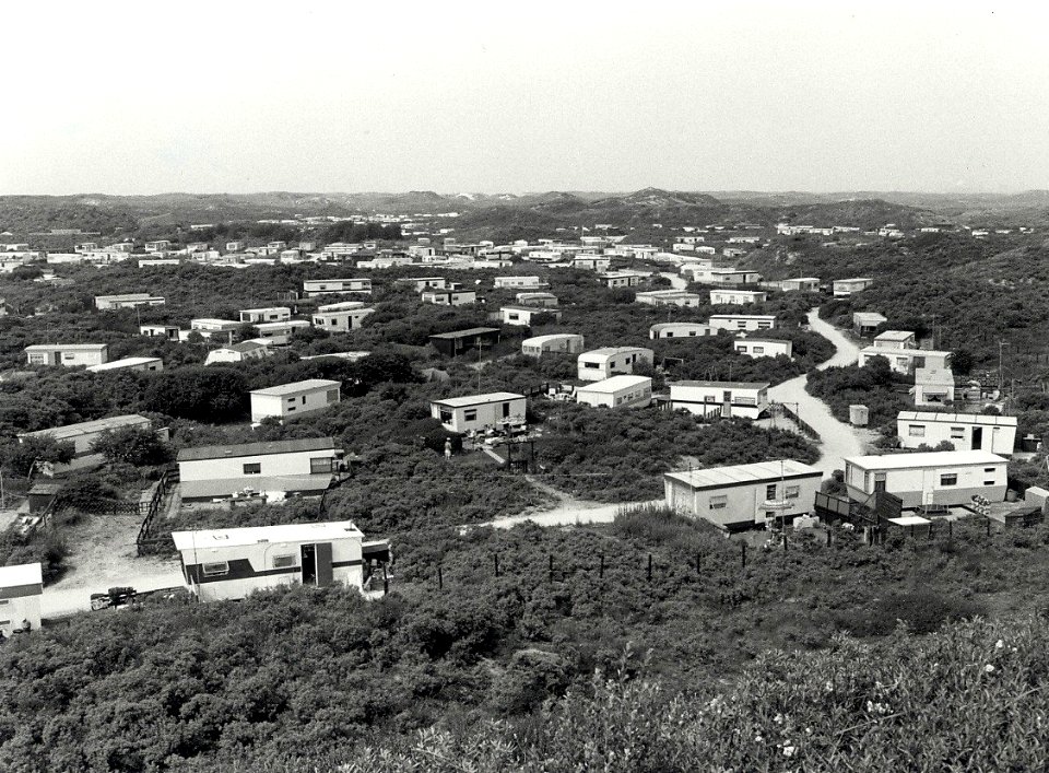Camping 'De Lakens' bij de Zeeweg. Aangekocht in 1982 van fotograaf C. de Boer. - Negatiefnummer 20950 k 32 A. - Gepubliceerd in het Haarlems Dagblad van 16-07-1981. Identificatienummer 54-0, NL-HlmNHA 54012290