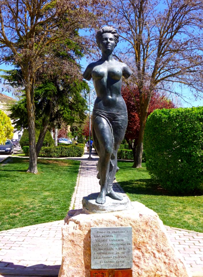 Campo de Criptana - Monumento a Sara Montiel 02