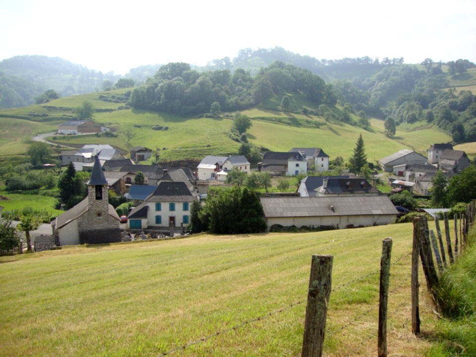 Camou (Camou-Cihigue, Pyr-Atl, Fr) vue sur le village dans sa combe