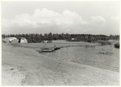 Camping Weltevreden in de Houtrakpolder Recreatiegebied Spaarnwoude. NL-HlmNHA 54016634