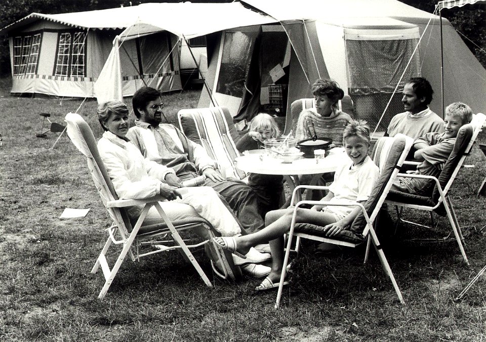 Camping Vogelenzang, de familie Peter Pompe. Aangekocht in 1990 van United Photos de Boer bv.- Negatiefnummer 30999 k 21 a. - Gepubliceerd in het Haarlems Dagblad dd. 08-08-1989. Identificatienummer 5