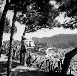Calella de Palafrugell (Costa Brava) Vrouw bekijkt het landschap vanuit een hel, Bestanddeelnr 254-0841
