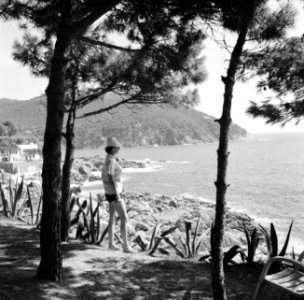 Calella de Palafrugell (Costa Brava) Vrouw bekijkt het meer vanuit een helling, Bestanddeelnr 254-0842