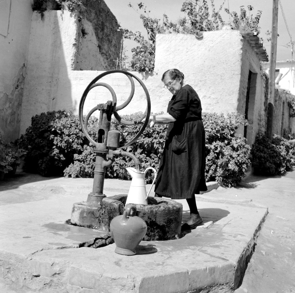 Calella (Costa del Maresme) Oudere vrouw pompt water op straat, Bestanddeelnr 254-0832