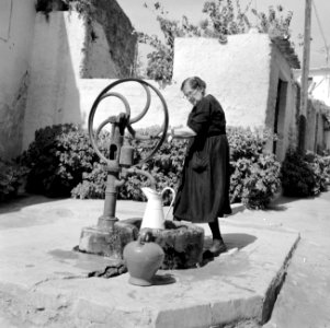 Calella (Costa del Maresme) Oudere vrouw pompt water op straat, Bestanddeelnr 254-0832