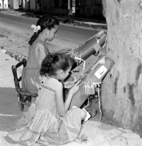 Calella de Palafrugell (Costa Brava) Twee meisjes aan het kantklossen, zittende, Bestanddeelnr 254-0847