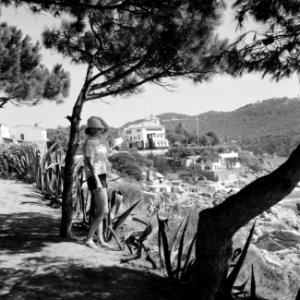 Calella de Palafrugell (Costa Brava) Vrouw bekijkt het landschap vanuit een hel, Bestanddeelnr 254-0840